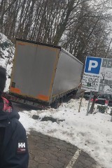Kierowca tira próbował wjechać na szczyt Góry św. Marcina w Tarnowie. Ciężarówka utknęła na wąskim podjeździe. Mamy zdjęcia