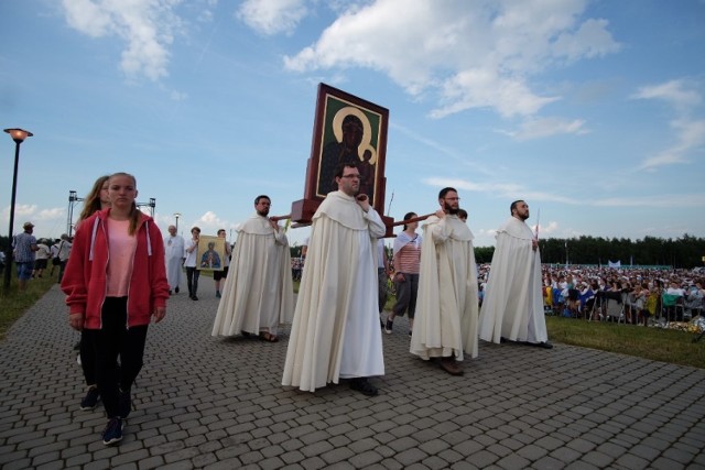 Lednica 2016: Tysiące młodych modli się przed Bramą-Rybą