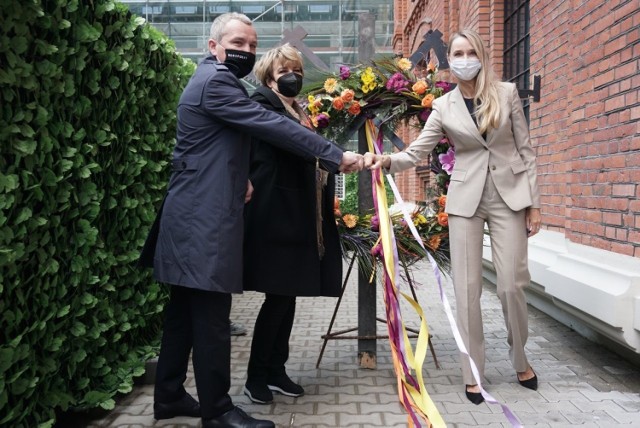 Wiecha, inaczej wierzchowe lub wiankowe, to przystrojony kolorowymi wstążkami wieniec zawieszany na górnej części budynku, na znak zakończenia ważnego etapu budowy - najczęściej po ustawieniu konstrukcji całego gmachu. Ma to zapewnić pomyślność budowli.

CZYTAJ DALEJ >>>>



...