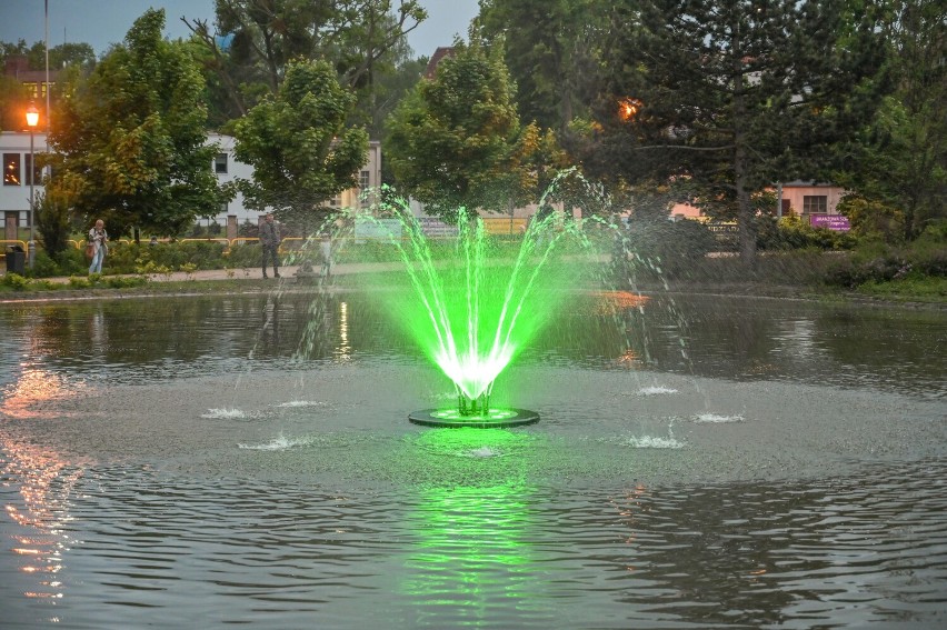 Pływająca i podświetlona fontanna to nowa atrakcja Parku Miejskiego w Grudziądzu [zdjęcia, wideo]