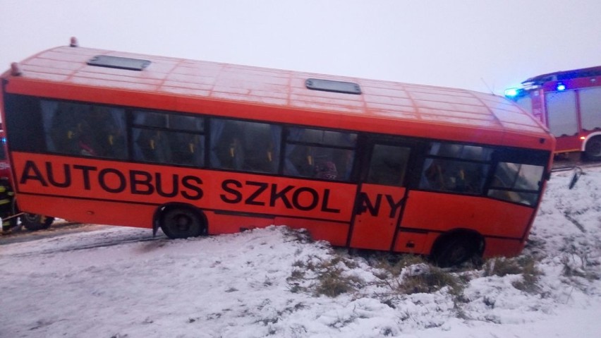 Autobus z dziećmi wracającymi ze szkoły wpadł do rowu (zdjęcia, aktualizacja)