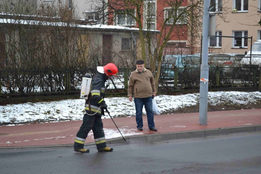 Strażacy z Lęborka sprzątali plamę oleju