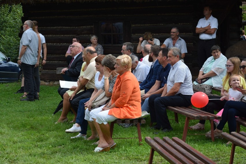 Szymbark. XV Panorama Kultur. W skansenie głośno gra muzyka, jest mnóstwo ludzi, są stoiska z rękodziełem, gospodynie częstują pysznościami