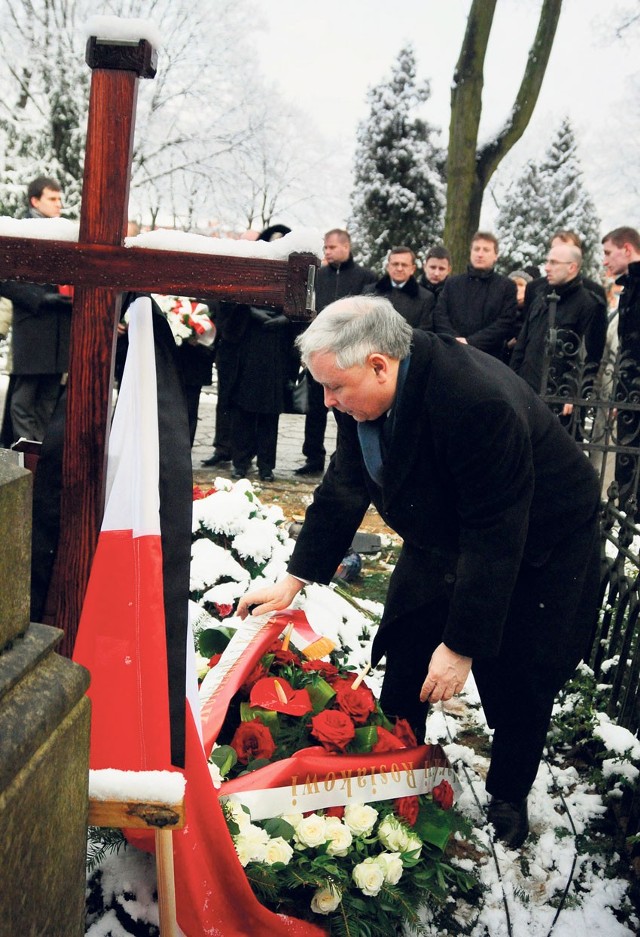 Jarosław Kaczyński składa kwiaty na grobie Marka Rosiaka.