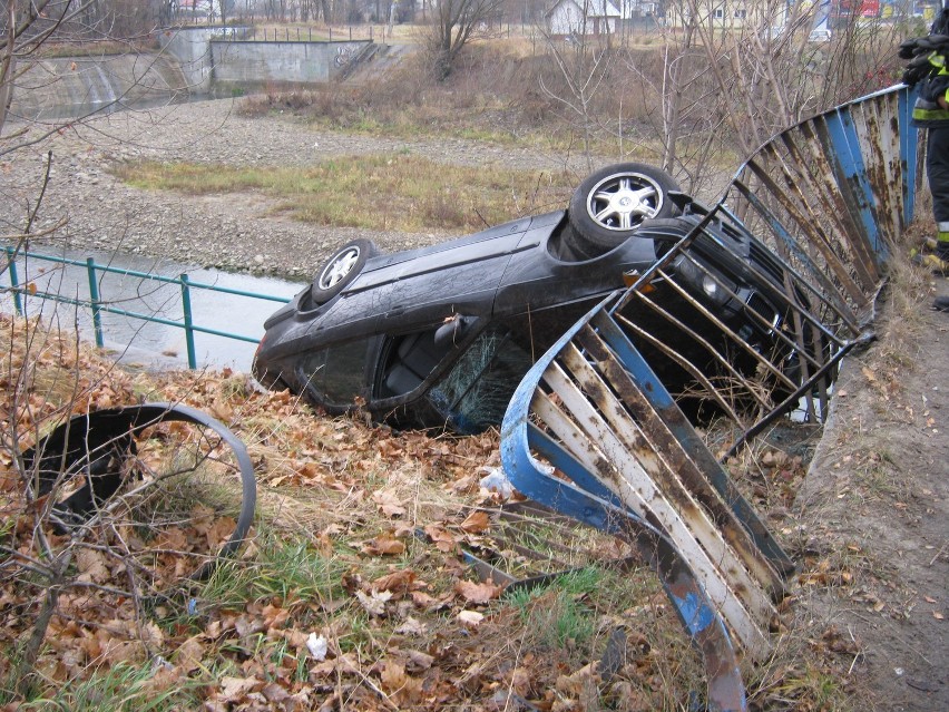 Wypadek w Świnnej: BMW staranowało most i dachowało [ZDJĘCIA]