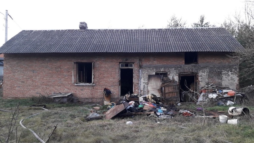 Pożar domu we wsi Kałek (gm. Sulejów). Na miejscu zginęła kobieta