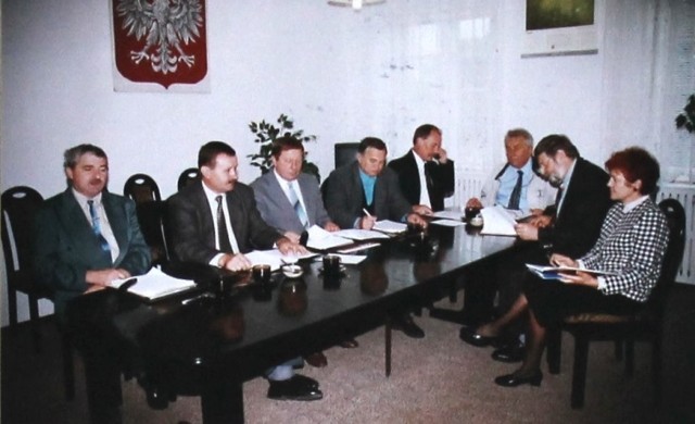 To jedno z posiedzeń komisji gospodarczej Rady Miasta Malborka drugiej kadencji. Radny Andrzej Barcikowski siedzi trzeci od prawej