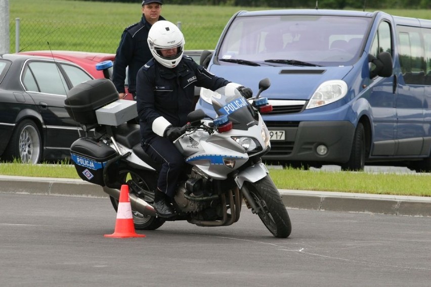 Nagrodzona trójka policjantów ruchu drogowego (od lewej):...