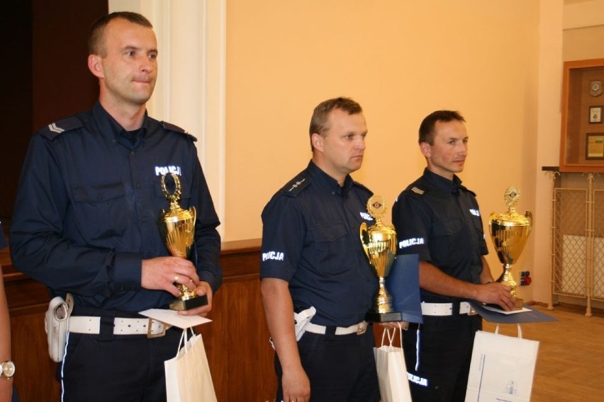 Nagrodzona trójka policjantów ruchu drogowego (od lewej):...