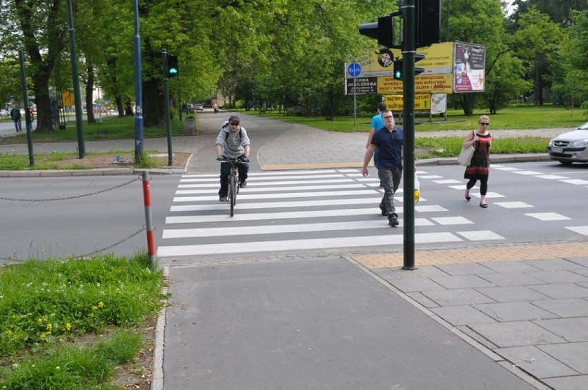 Kraków. Ścieżka dla rowerów w miejscu pasów dla pieszych [ZDJĘCIA]