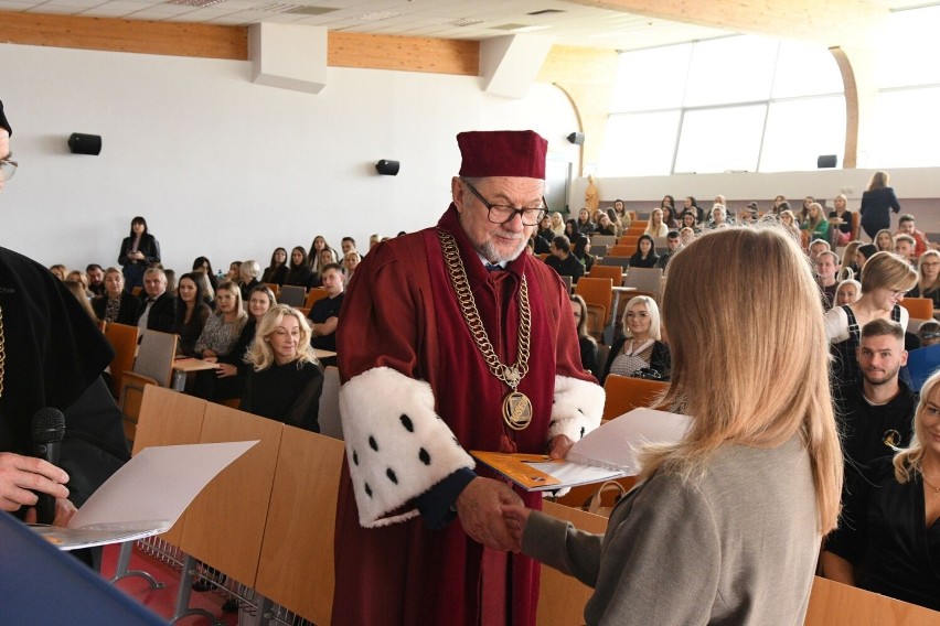 Absolwentki kosmetologii w Wyższej Szkole Ekonomii, Prawa i Nauk Medycznych w Kielcach otrzymały dyplomy. Zobacz zdjęcia