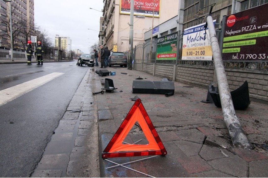 Wrocław: Śliski poranek na ulicach. Wypadek na Grabiszyńskiej (ZDJĘCIA)