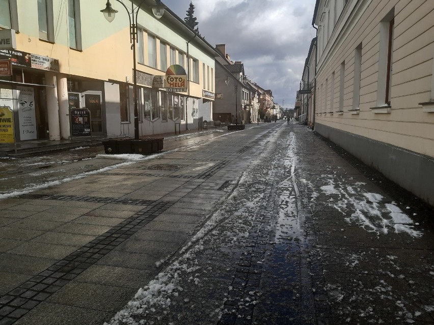 Koronawirus Suwałki. W mieście opustoszały ulice, parkingi i sklepy (14.03.2020) [Zdjęcia]