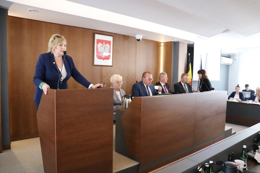 Posiedzenie Rady Powiatu Inowrocławskiego w odnowionej sali sesyjnej [zdjęcia]