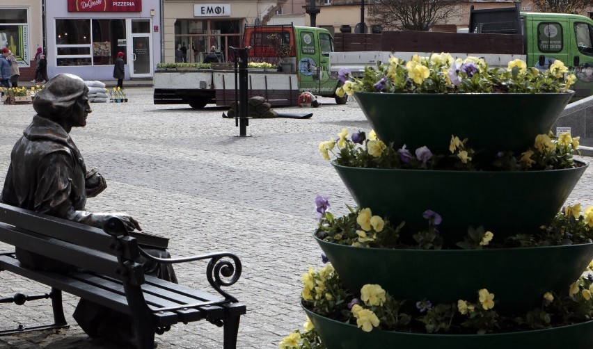 Rynek w Grudziądzu jest przystrojony na Wielkanoc 2023