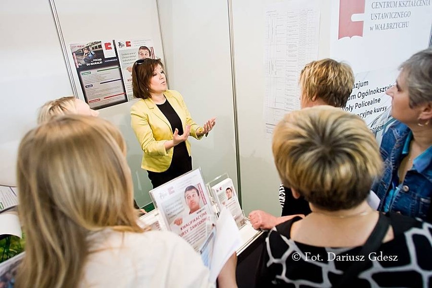 Wałbrzych: W hali OSiR trwa 2. Giełda Pracy i Edukacji (ZDJĘCIA)