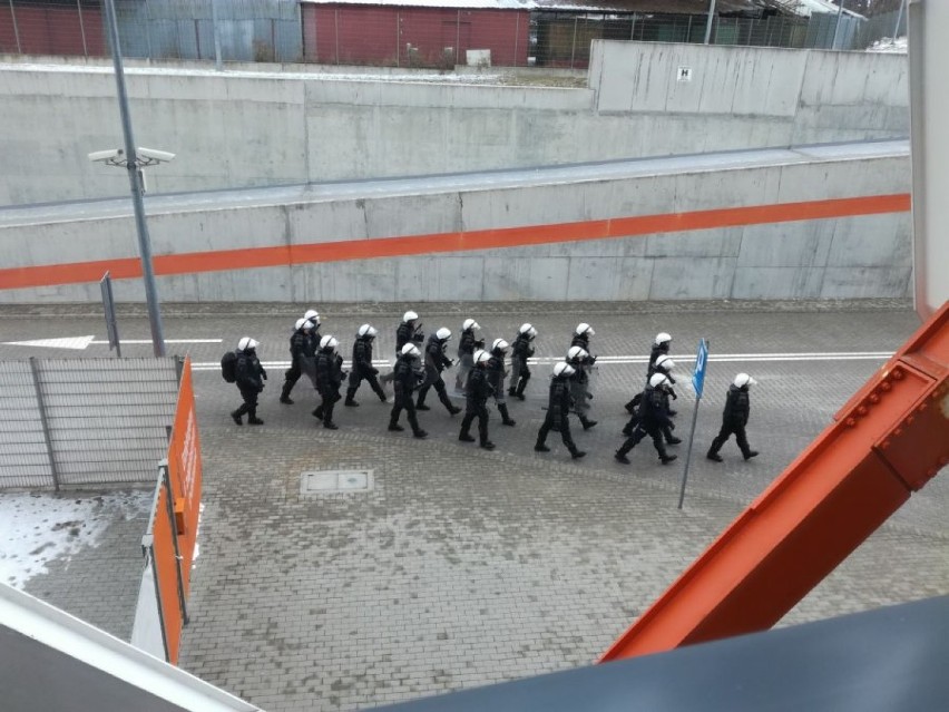 Policja na stadionie miejskim w Białymstoku. Porządek podczas imprez sportowych musi być  [zdjęcia]    
