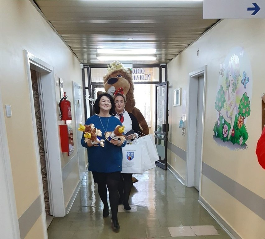 Bełchatów. Wielu mikołajów odwiedziło dzieci w szpitalu w Bełchatowie