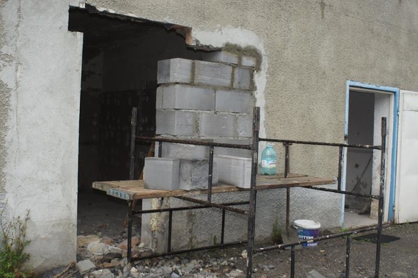Trwa remont starego baraku w Mszanie