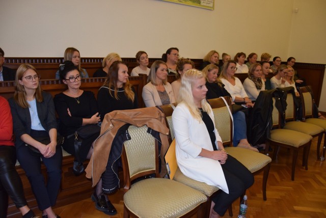 Na wtorkową sesje rady powiatu w Nysie (10 października) przyszło ok. 50 pielęgniarek z nyskiego szpitala. Radni niewiele im pomogli.