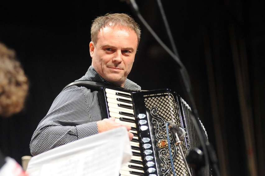 Słupsk: Piątkowy koncert Wiesława Prządki był okazja do protestu wobec budżetowych cięć