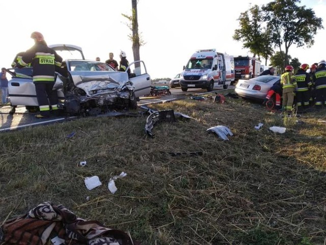 Dwa auta osobowe zderzyły się w Kotomierzu pod Bydgoszczą. Osiem osób zostało poszkodowanych. Wśród rannych jest dwoje małych dzieci.