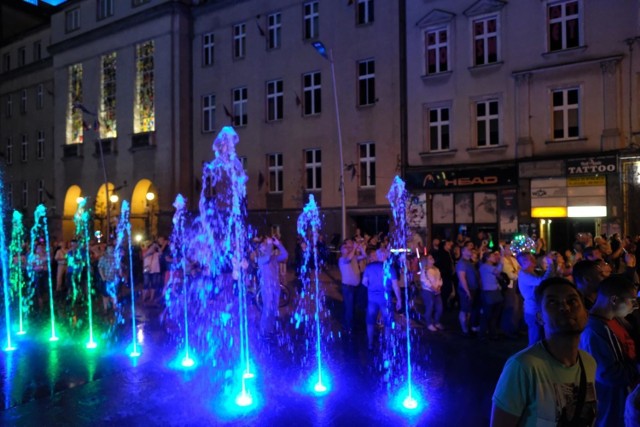 Rynek w Chorzowie wieczorową porą