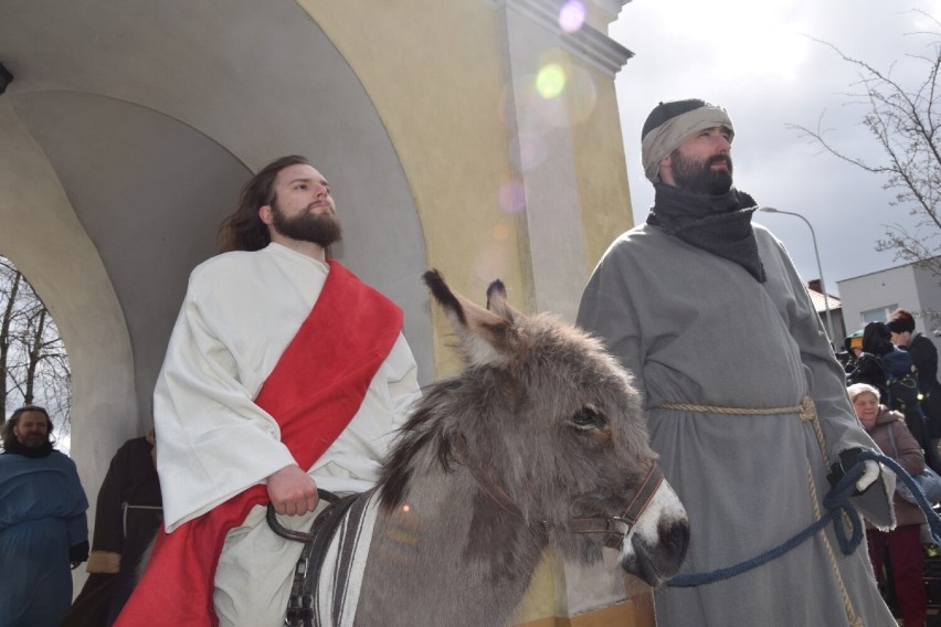 Niedziela Palmowa w Wejherowie. Przy Bramie Oliwskiej odbyła się inscenizacja wjazdu Chrystusa do Jerozolimy