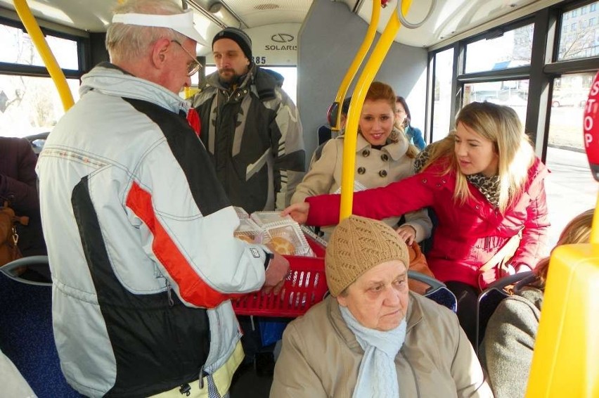 Piła: bezdomni rozdawali kanapki w autobusach