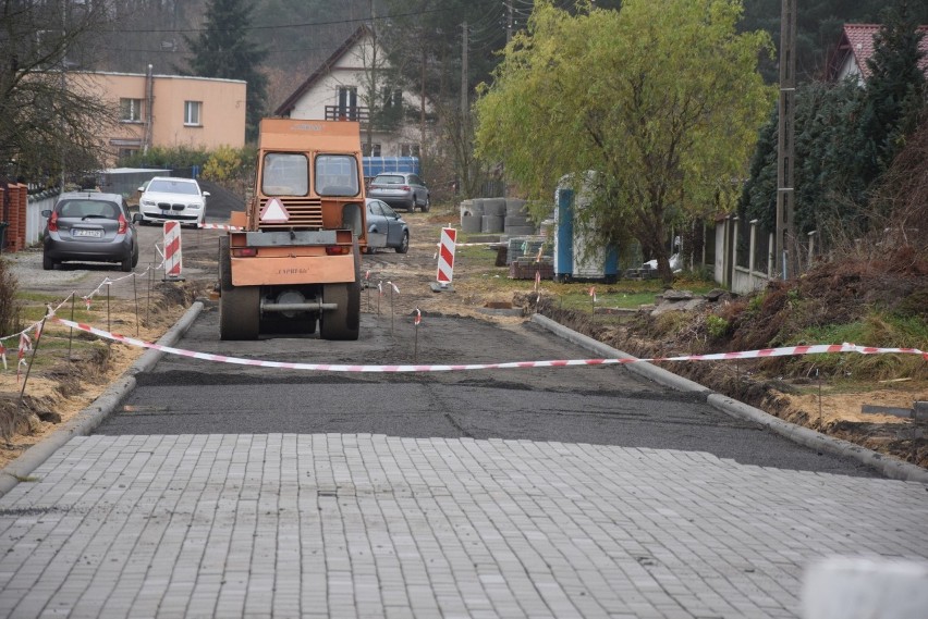 Droga jest utwardzana i pojawia się na niej kostka brukowa