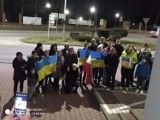 W Kazimierzy Wielkiej protestowali przeciwko zbrojnej napaści Rosji na Ukrainę. Flagi ukraińskie i znicze przed urzędem miasta [ZDJĘCIA]