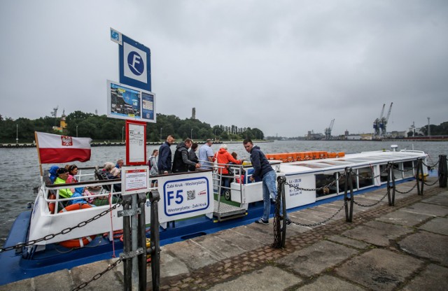 Wprowadzone w ostatnie wakacje nowe przystanki na liniach F5 (Brzeźno) i F6 (Sobieszewo) w tym roku będą obsługiwane już od 1 maja.

Linie tramwaju wodnego obsługiwane są przez dwa statki pasażerskie Żeglugi Gdańskiej: SONICA i SONICA I sprowadzone z Sankt Petersburga. Mają one możliwość jednorazowego przewozu 40 osób i 5 rowerów.