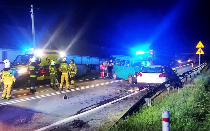 Groźny wypadek obok Browaru Grybów w nocy zablokował DK 28. Pomagali strażacy i medycy
