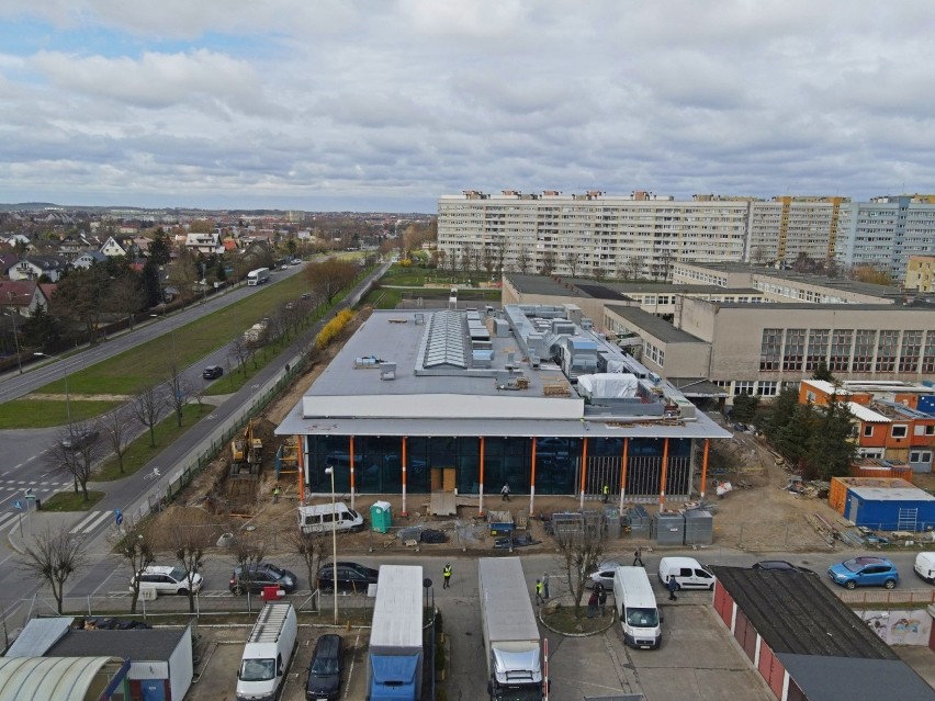 Nowy basen powstaje przy SP 51 na Jodłowej w Szczecinie. Jak idą prace? Kiedy obiekt będzie gotowy? 