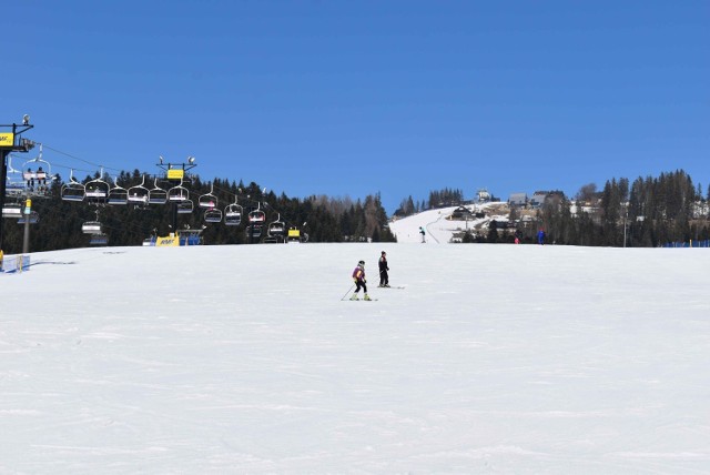 Stacja narciarska na Polanie Szymoszkowej w Zakopanem. Narciarzy jak na lekarstwo