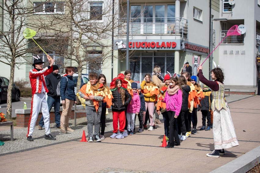 Poszukiwania zajączka w centrum Pruszcza. Niedzielne zabawy z dziećmi | ZDJĘCIA