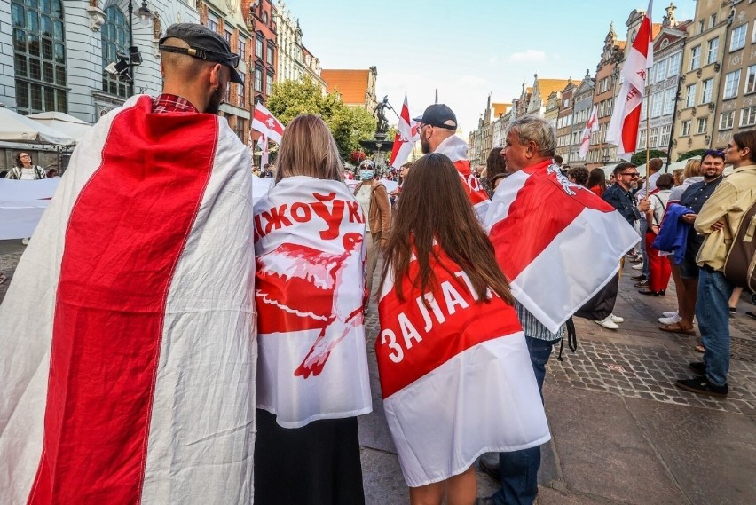 Gdańsk. Marsz Godności Białorusinów. Przeszli ulicami miasta, aby zaprotestować przeciwko reżimowi Łukaszenki. ZDJĘCIA