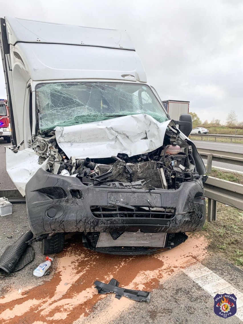 Wypadek na S8. Duże utrudnienia w kierunku Warszawy. Zderzenie dwóch busów oraz samochodu osobowego