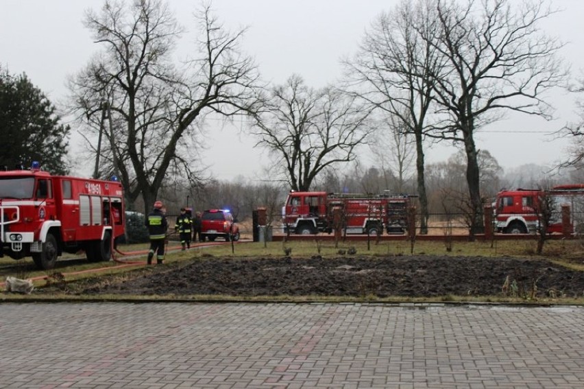 Pożar w Pieniężnie. Palił się budynek mieszkalny