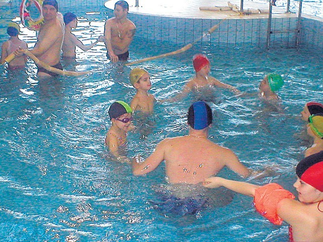 W soboty brodzik do popołudnia okupują uczniowie szkół nauki pływania. W tygodniu pluskają się w nim maluchy ze szkół