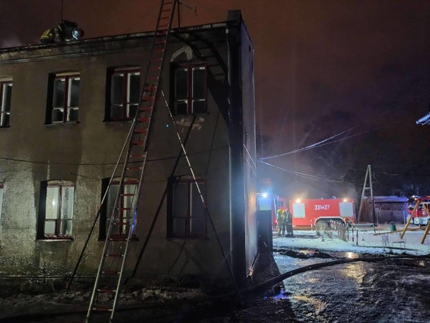 Nocny pożar kamienicy przy ul. Słowackiego w Piotrkowie....
