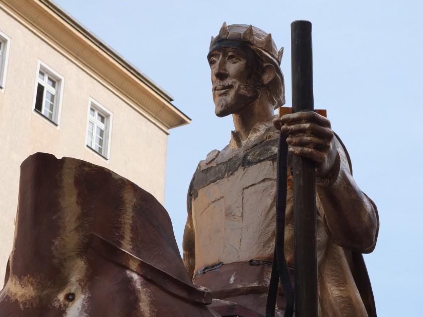 Próbny montaż pomnika Kazimierza I Opolskiego.