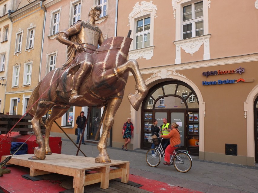 Próbny montaż pomnika Kazimierza I Opolskiego.