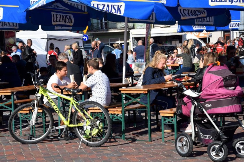 Zlot food trucków w Chodzieży: Smaki z całego świata na rynku (ZDJĘCIA)