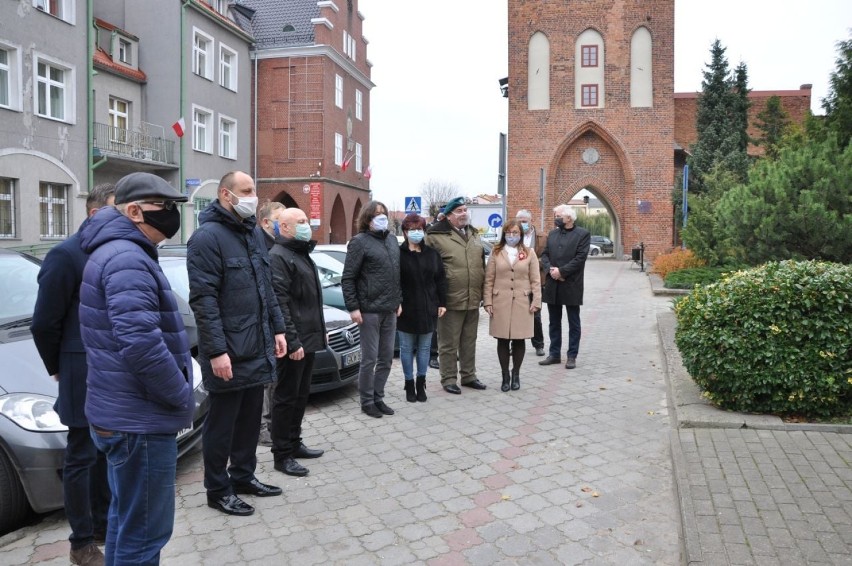 102. rocznica odzyskania niepodległości przez Polskę. Symboliczne złożenie kwiatów w Prabutach [ZDJĘCIA]