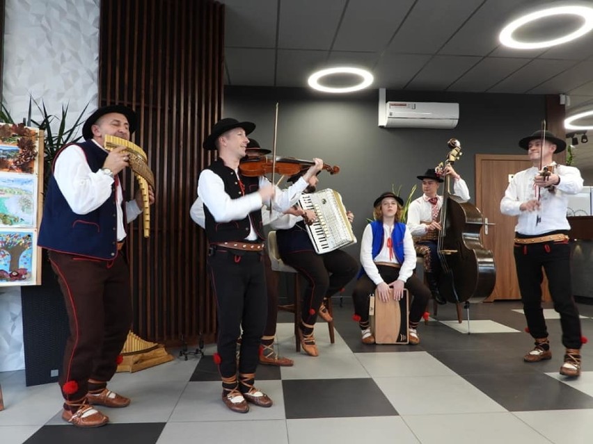 Kapela "Folkowni" bawiła gości podczas popołudnia z muzyką w Muszynie 