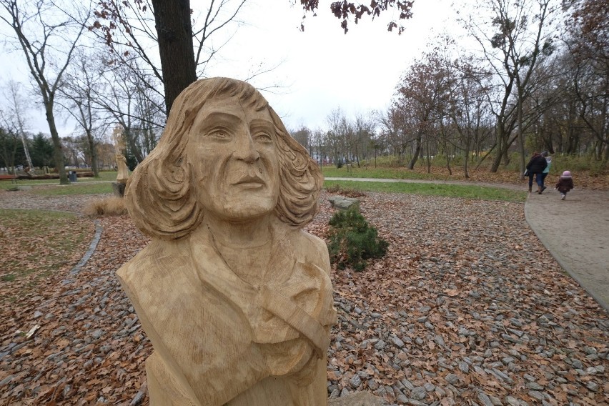 Rzeźby w parku Heweliusza wzbudzają emocje wśród mieszkańców...