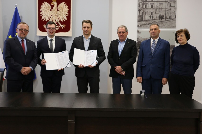 W podpisaniu umowy udział wzięli: poseł na Sejm RP Tadeusz...