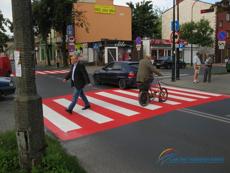 Niebezpieczne przejścia dla pieszych na biało-czerwono. Zarząd Dróg oznakował zebry [ZDJĘCIA]