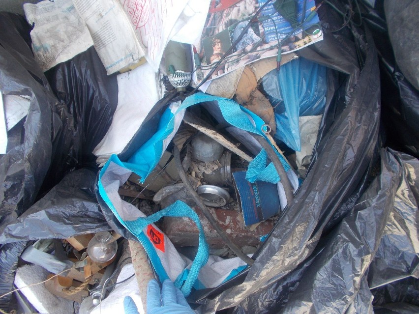 Mieszkanka Zawady podrzucała śmieci przy cmentarzu w...